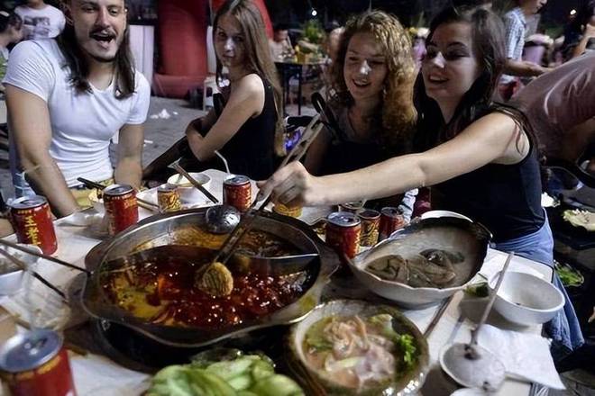 过中国美食后回国面对白人饭简直生不如死九游会登录j9入口首批免签来华老外尝(图9)